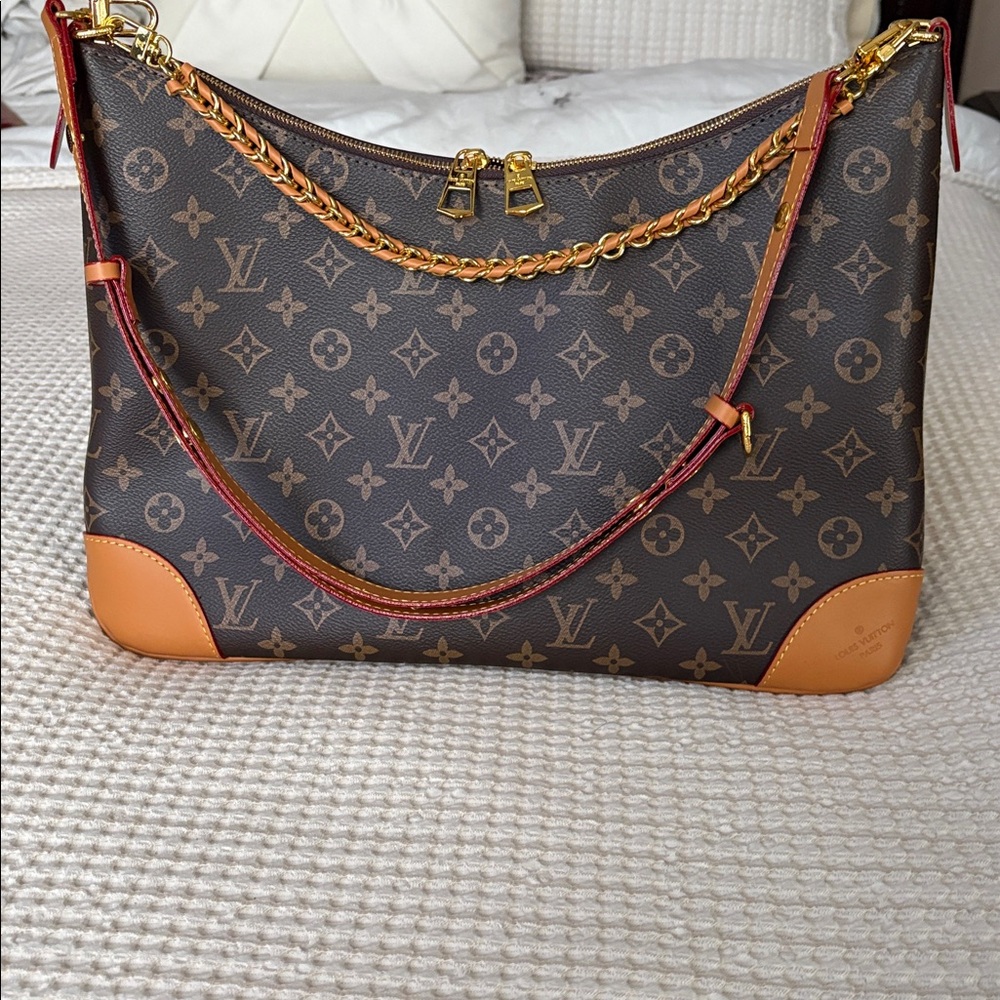 Fashion Shoulder Bag with Tan Accents and beautiful gold hardware